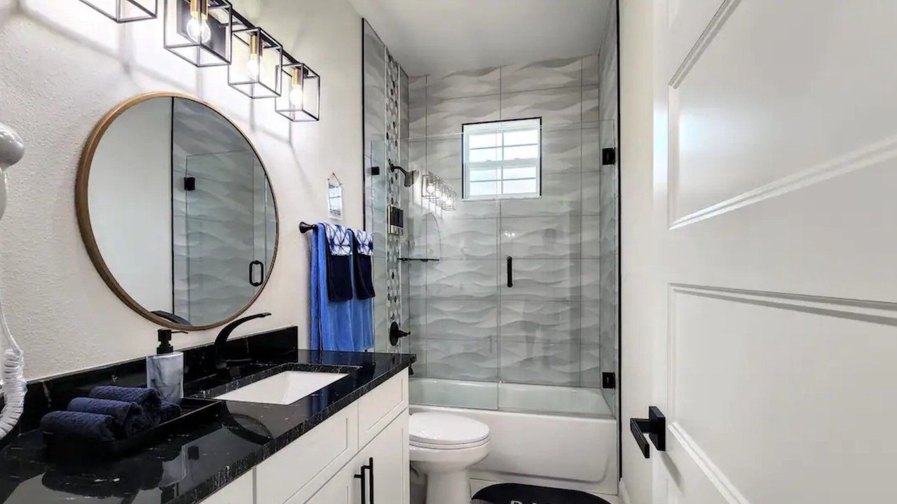 Photo of Bathroom in Pinecrest West Park