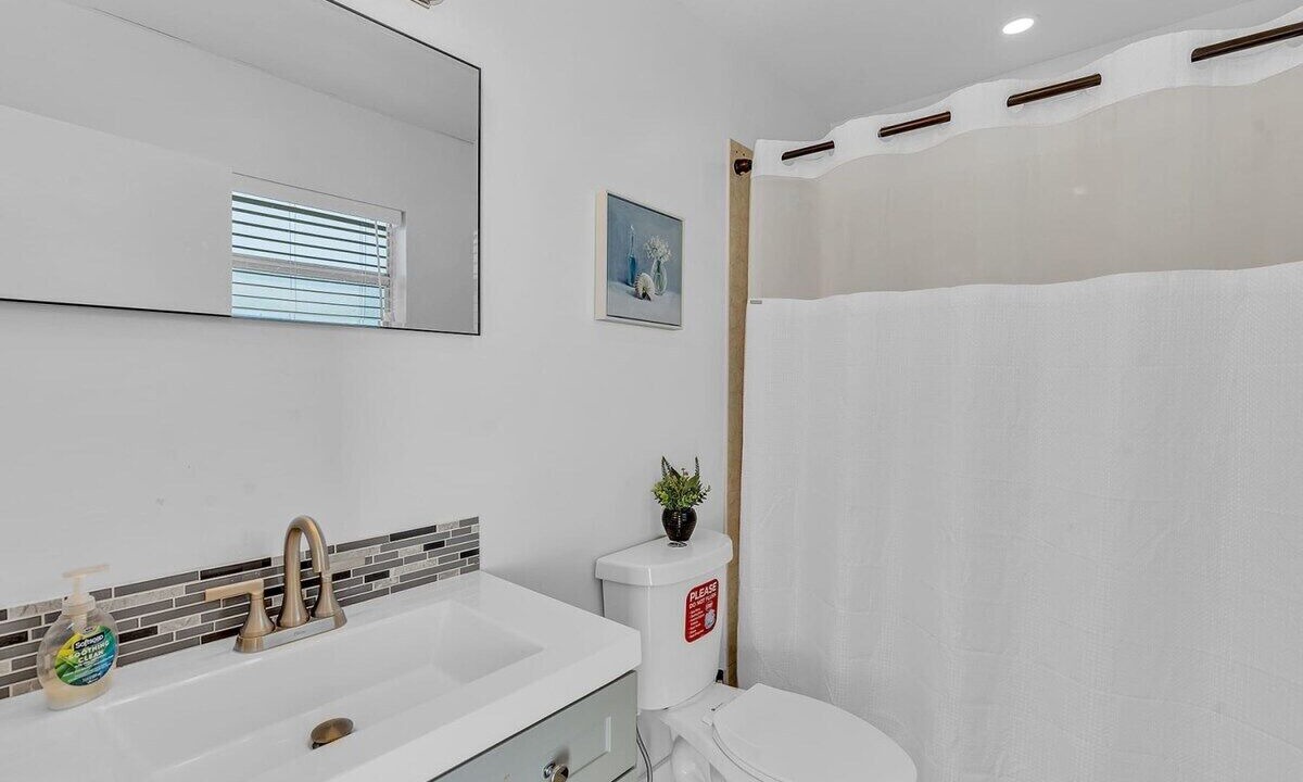 Photo of Bathroom in Royal Poinciana