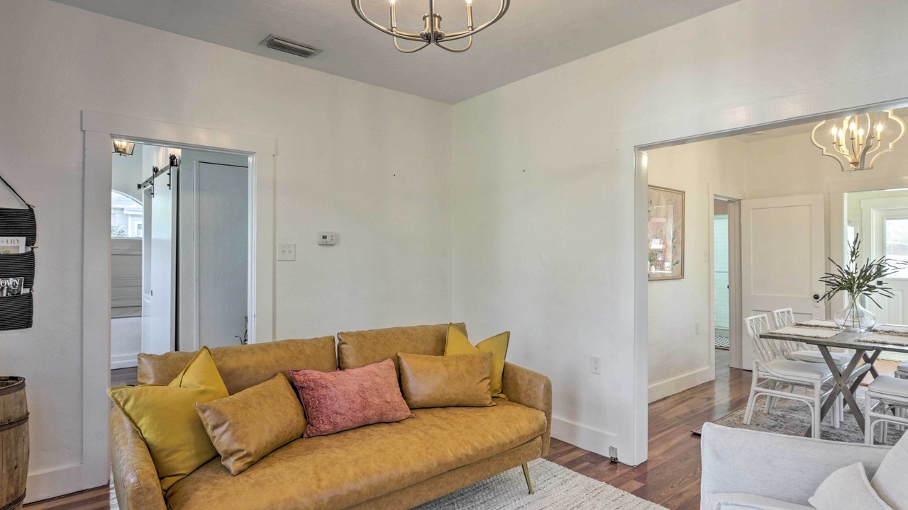 Photo of Livingroom in Historic District