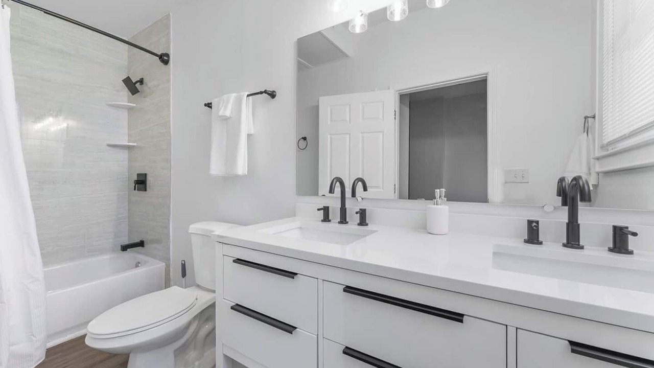 Photo of Bathroom in Hogan's Creek