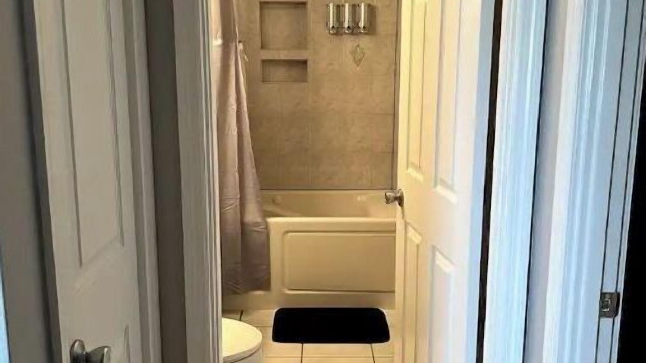 Photo of Bathroom in Pinecrest West Park