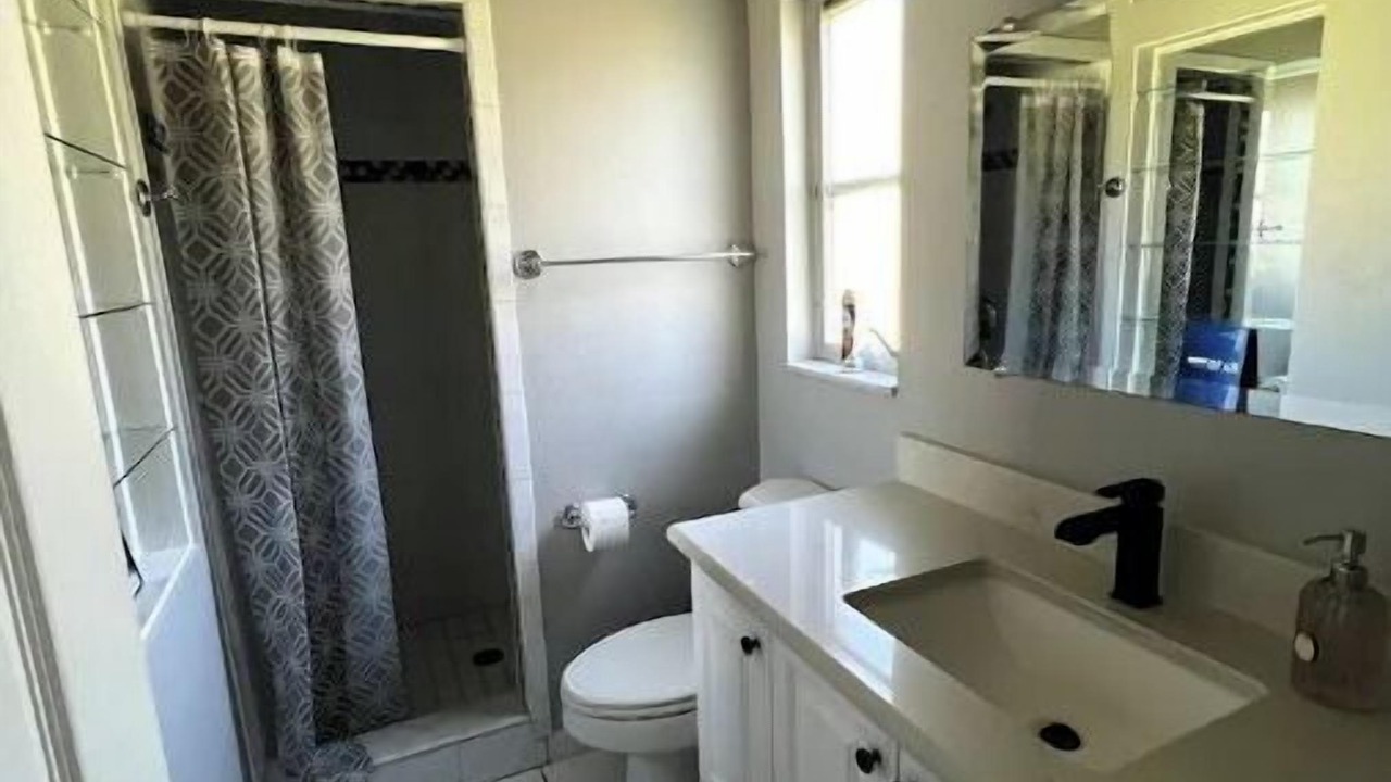 Photo of Bathroom in Pinecrest West Park