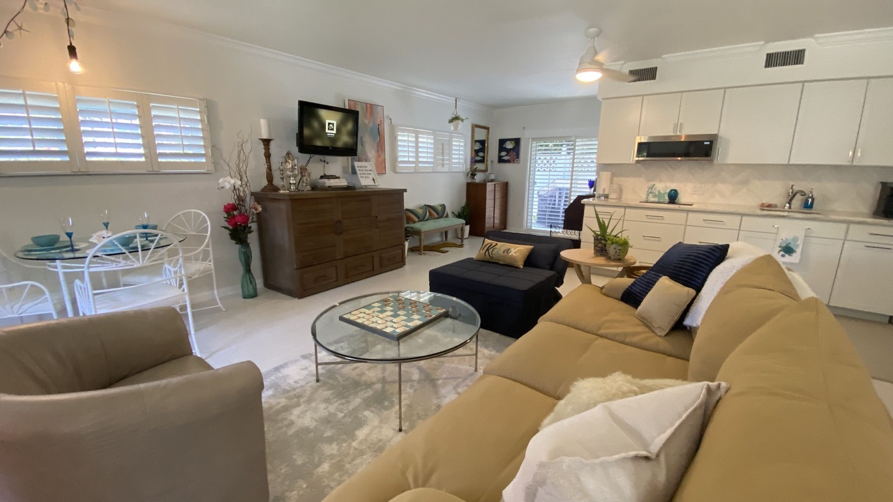 Photo of Livingroom in Vanderbilt Beach