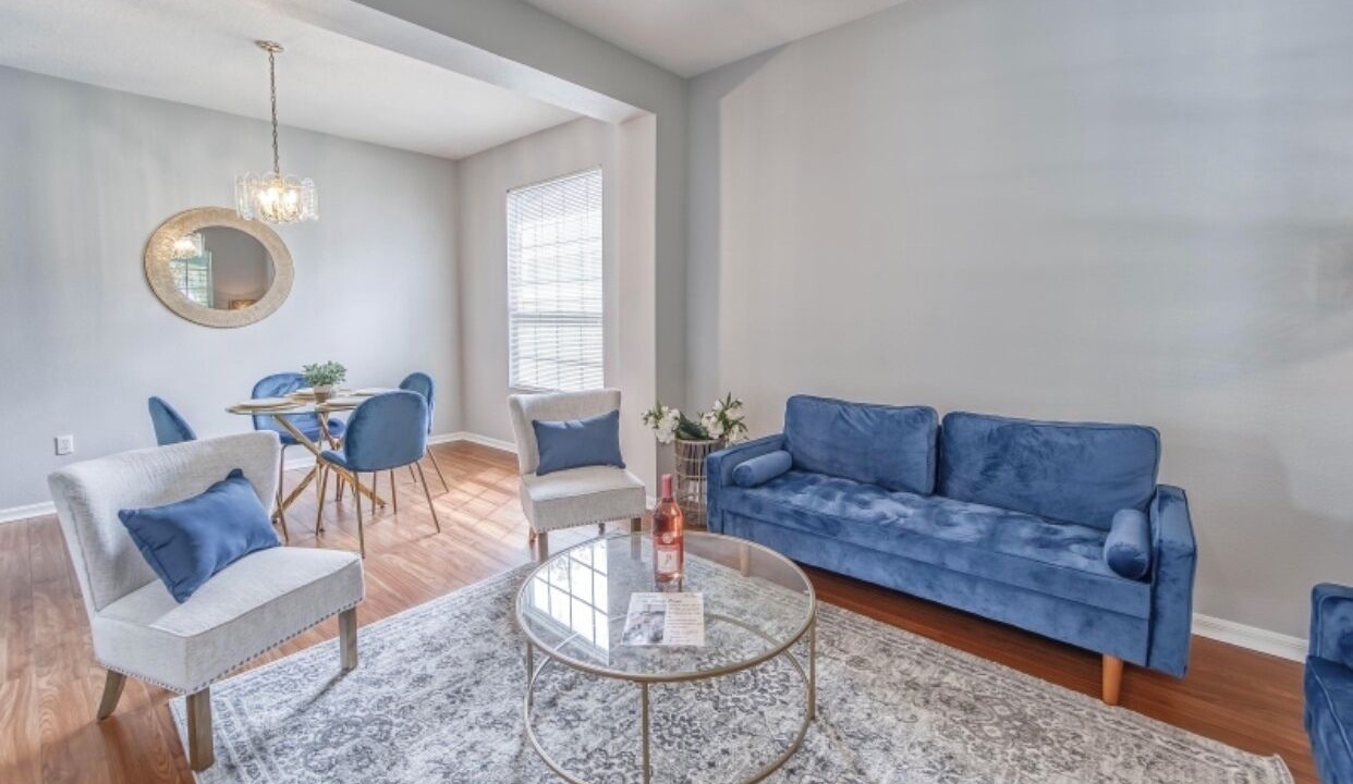 Photo of Livingroom in Lakeview Village