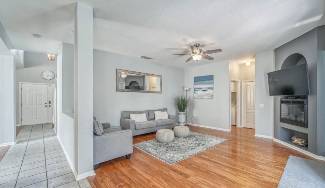 Photo of Livingroom in Lakeview Village