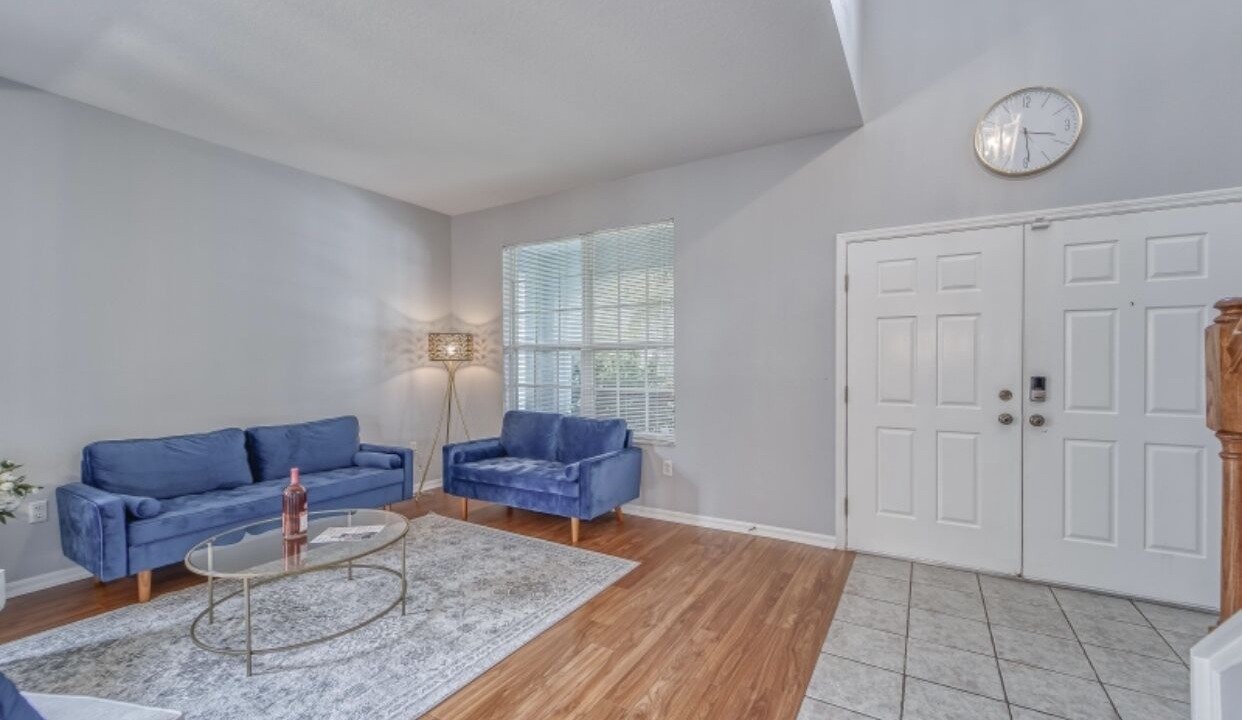 Photo of Livingroom in Lakeview Village