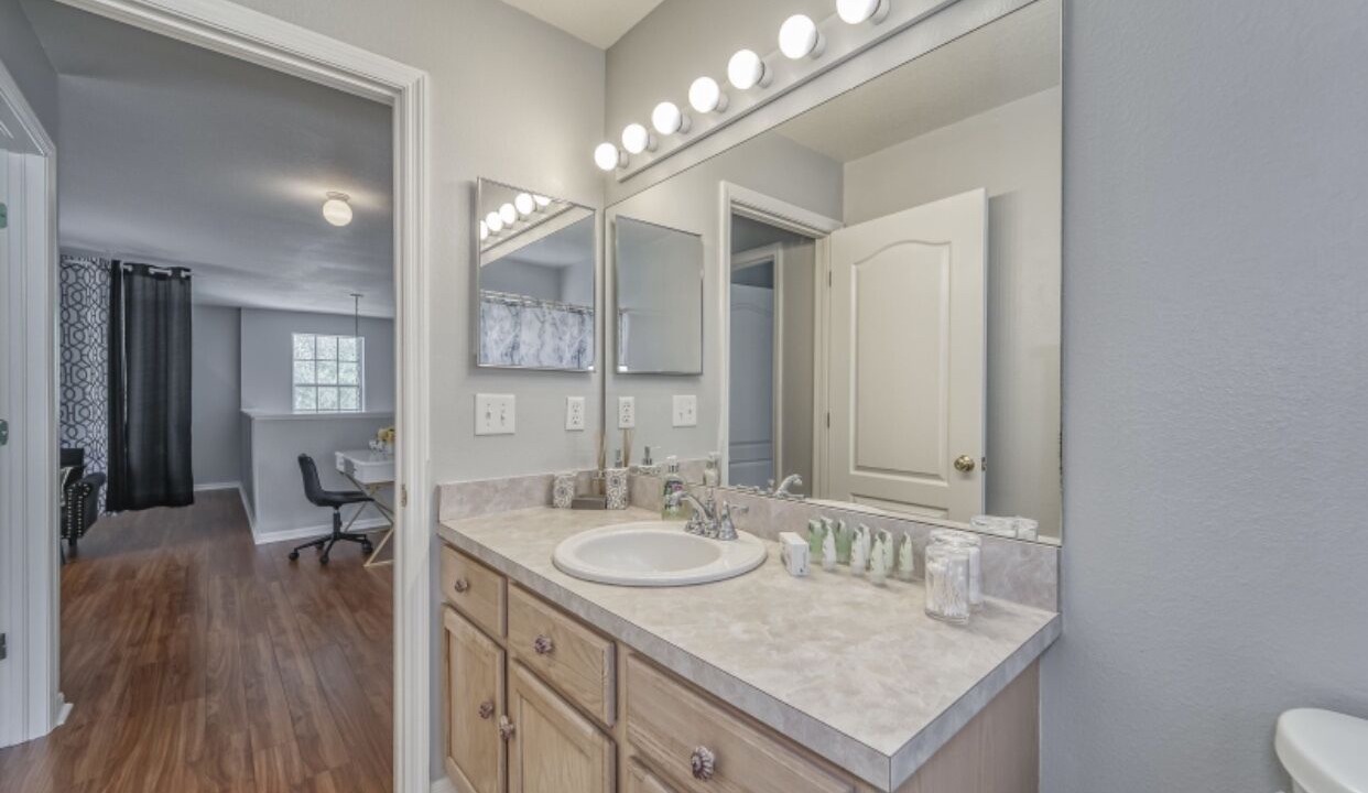 Photo of Bathroom in Lakeview Village