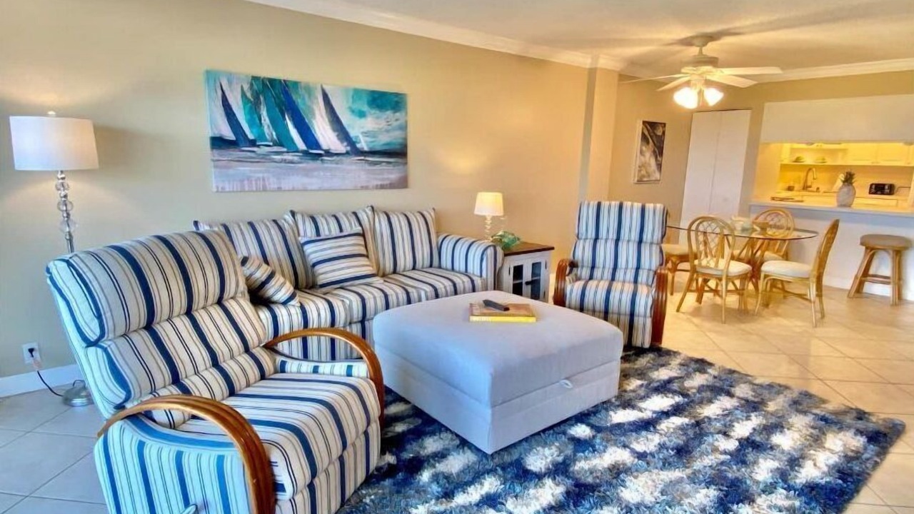 Photo of Livingroom in Vanderbilt Beach