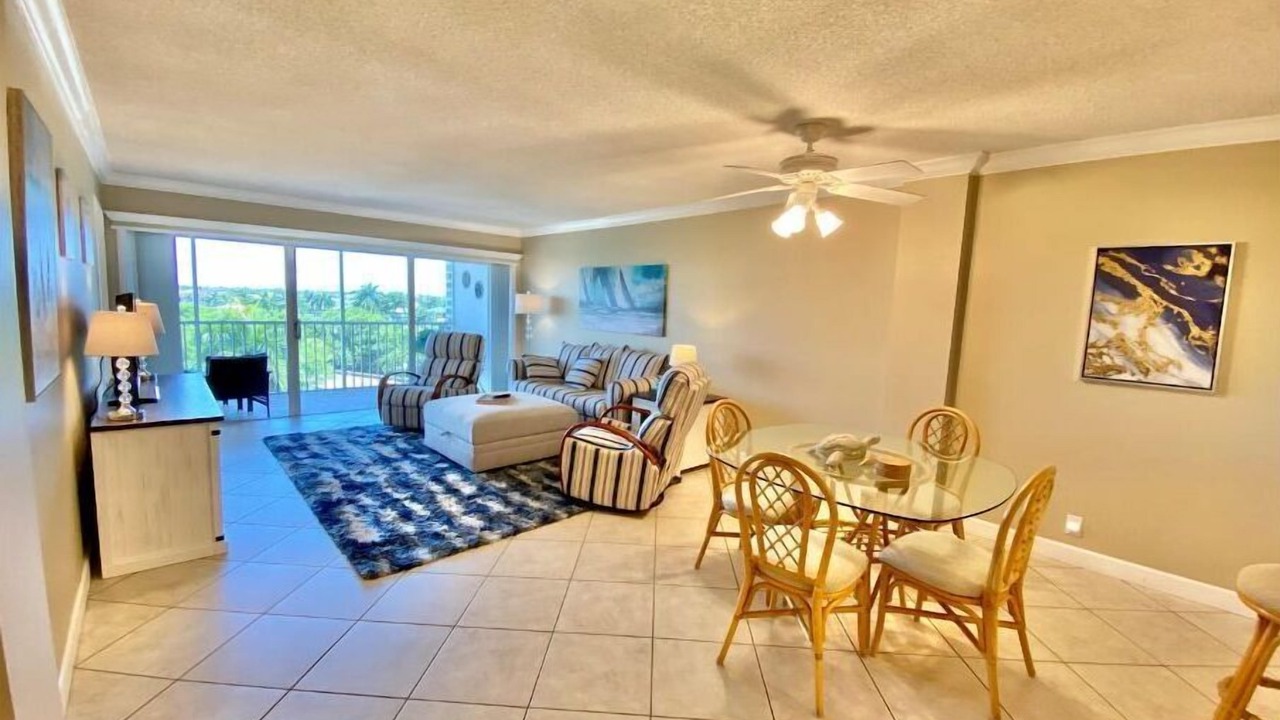 Photo of Livingroom in Vanderbilt Beach