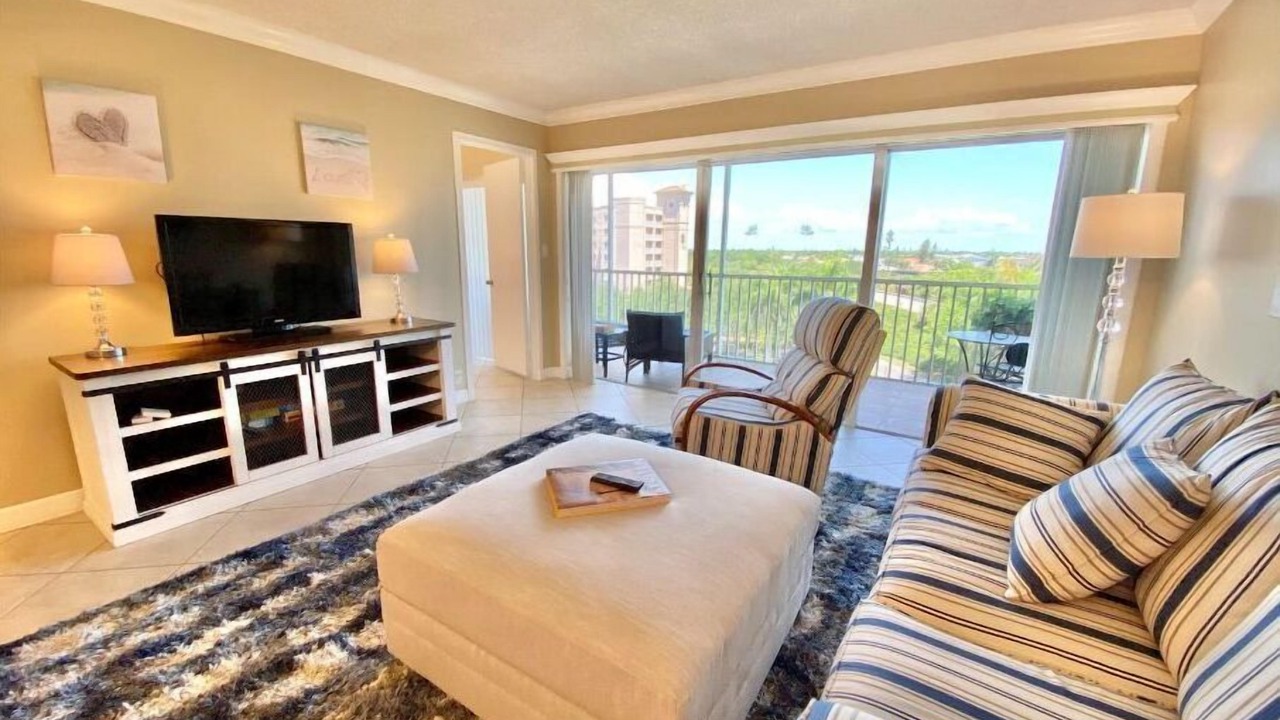 Photo of Livingroom in Vanderbilt Beach