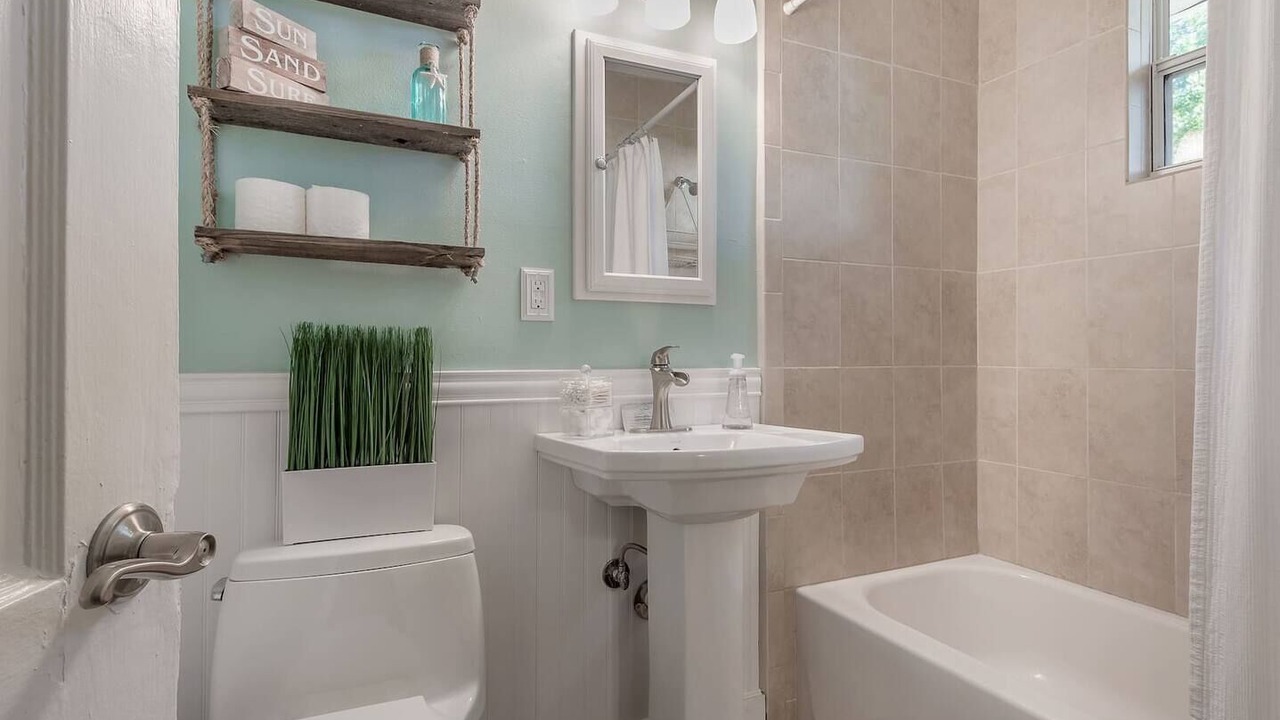 Photo of Bathroom in New Suburb Beautiful