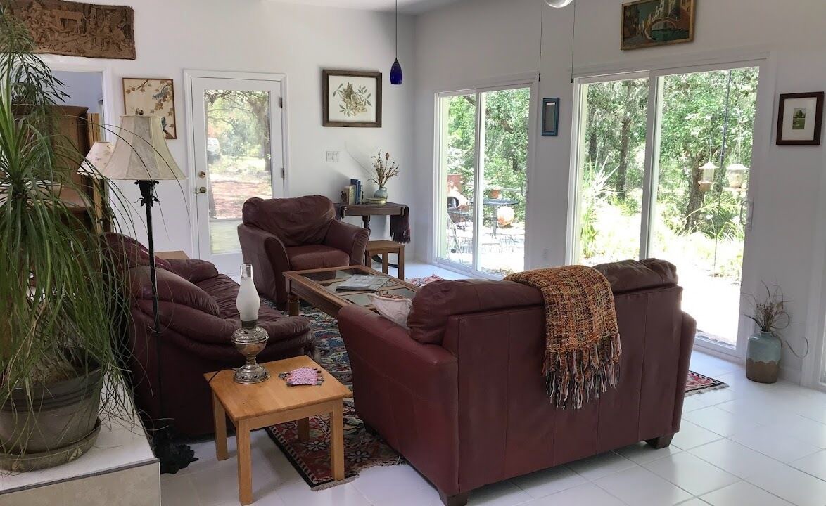 Photo of Livingroom in Putnam Hall