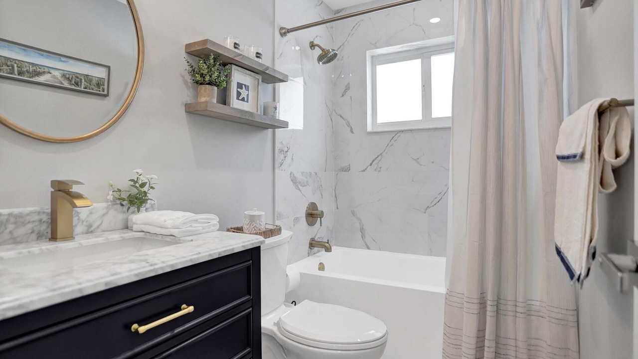 Photo of Bathroom in Garden Isles