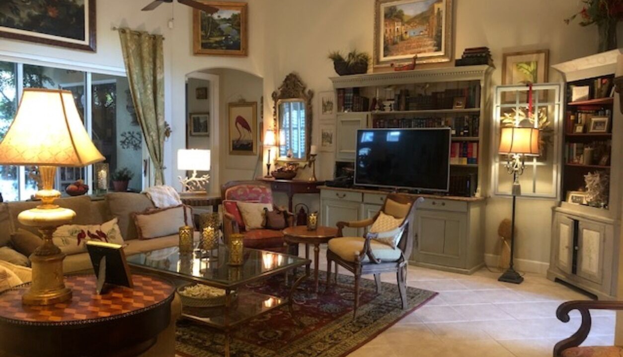 Photo of Livingroom in Willoughby Acres