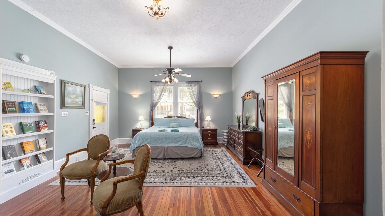 Photo of Livingroom in Historic District