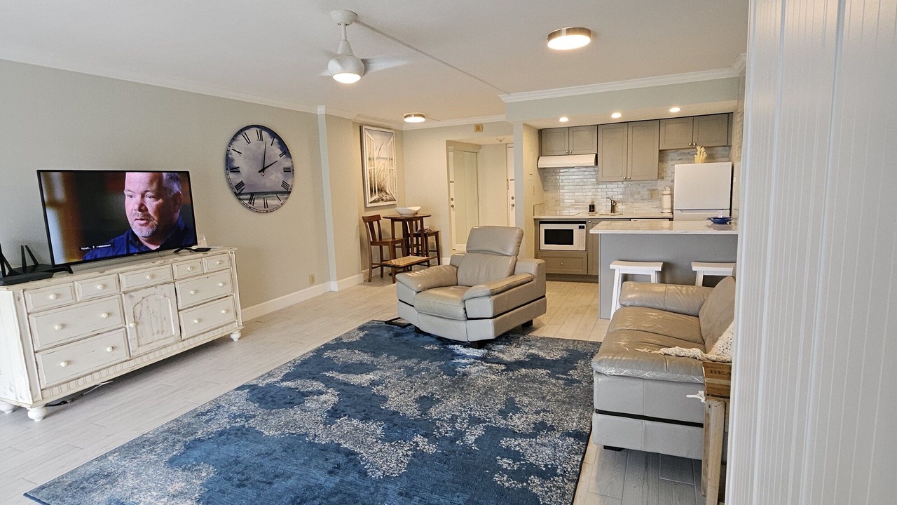 Photo of Livingroom in Vanderbilt Beach