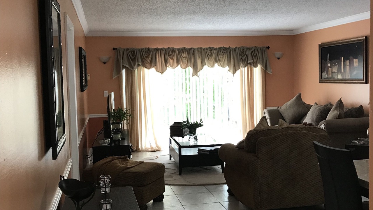 Photo of Livingroom in Lauderhill