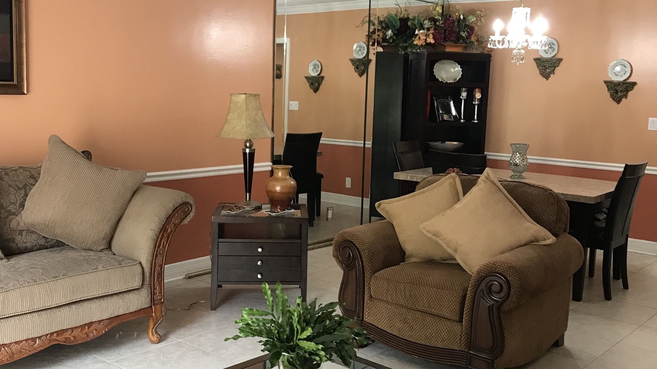 Photo of Livingroom in Lauderhill