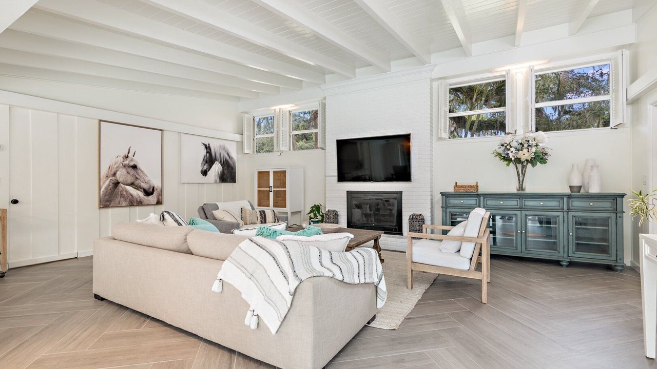 Photo of Livingroom in Central Beach
