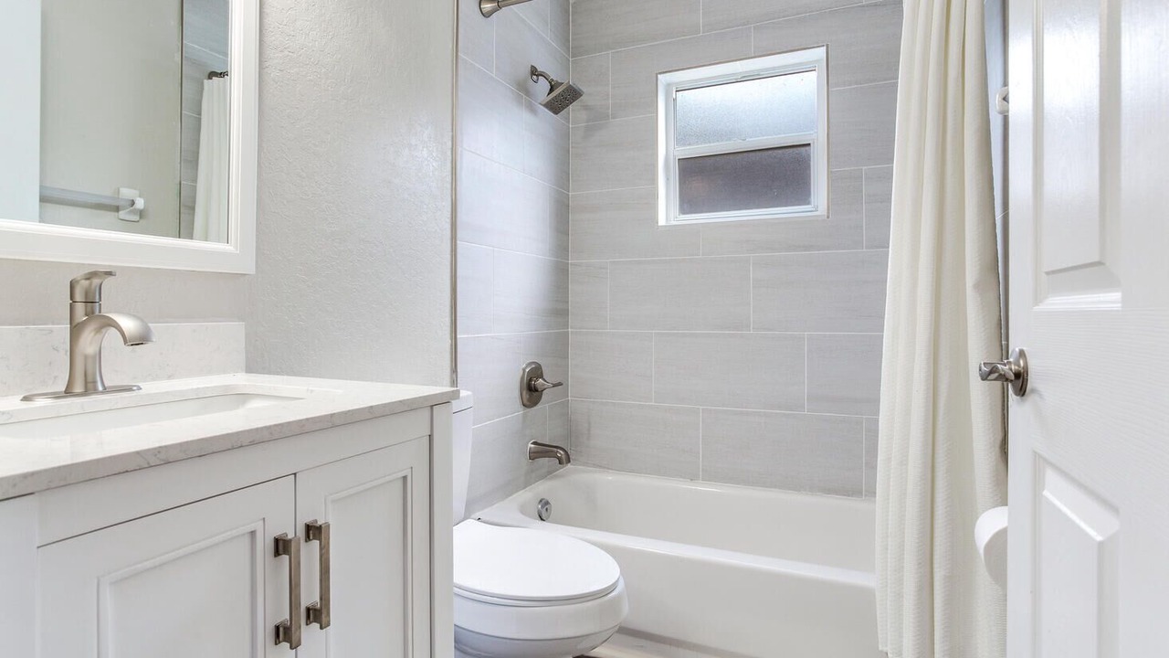 Photo of Bathroom in Lakeview Village