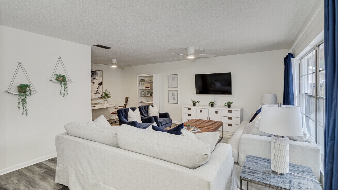 Photo of Livingroom in Cypress Gardens