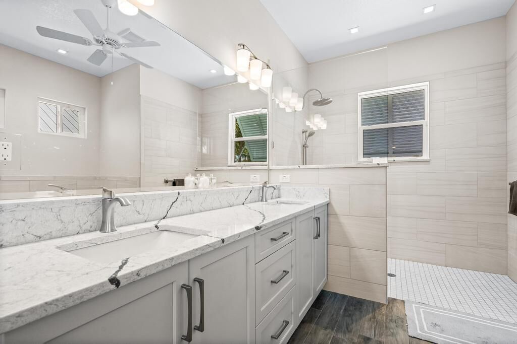 Photo of Bathroom in Tropic