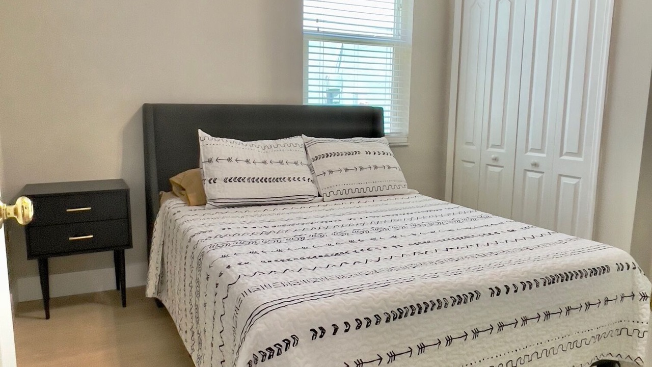 Photo of Bedroom in Lakeview Village