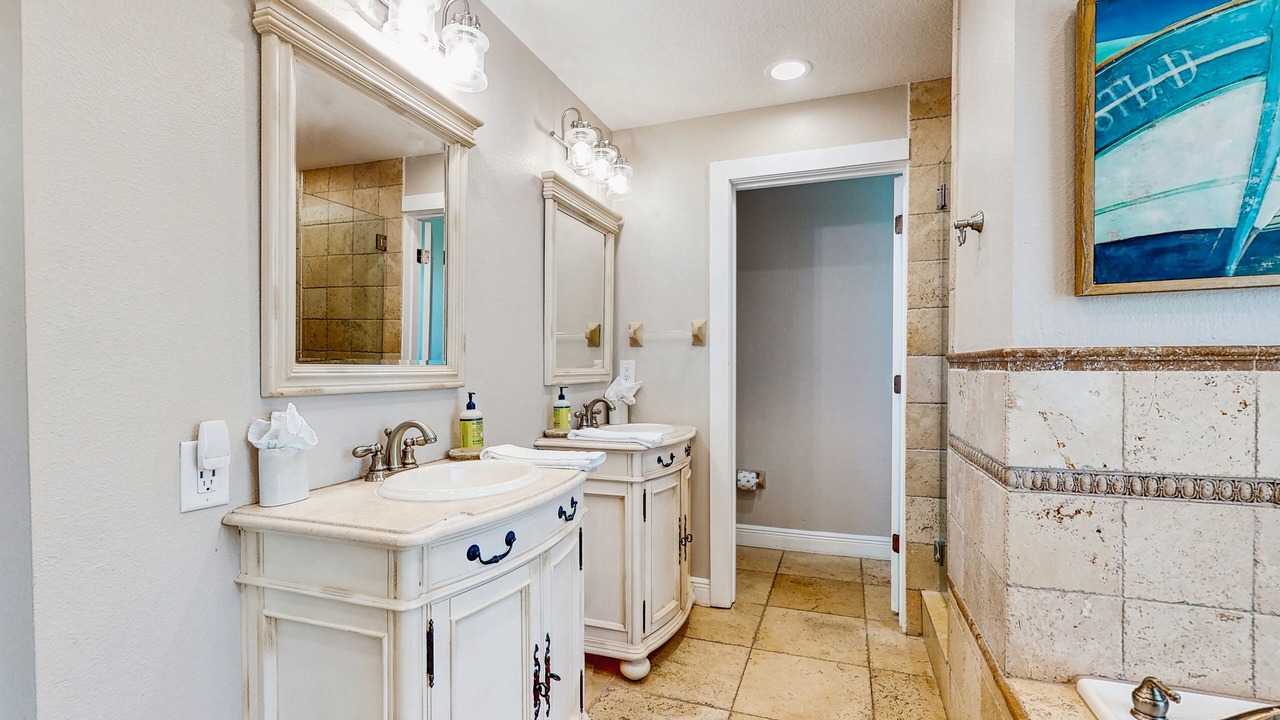Photo of Bathroom in Independence Square