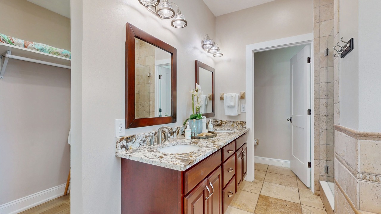 Photo of Bathroom in Independence Square