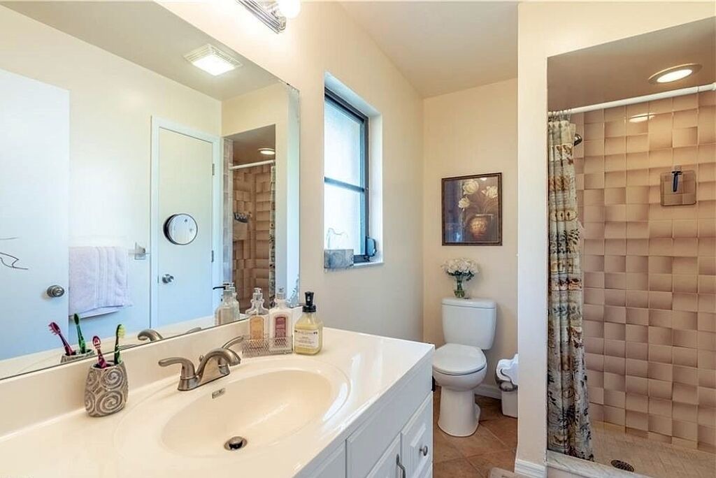 Photo of Bathroom in Diplomat