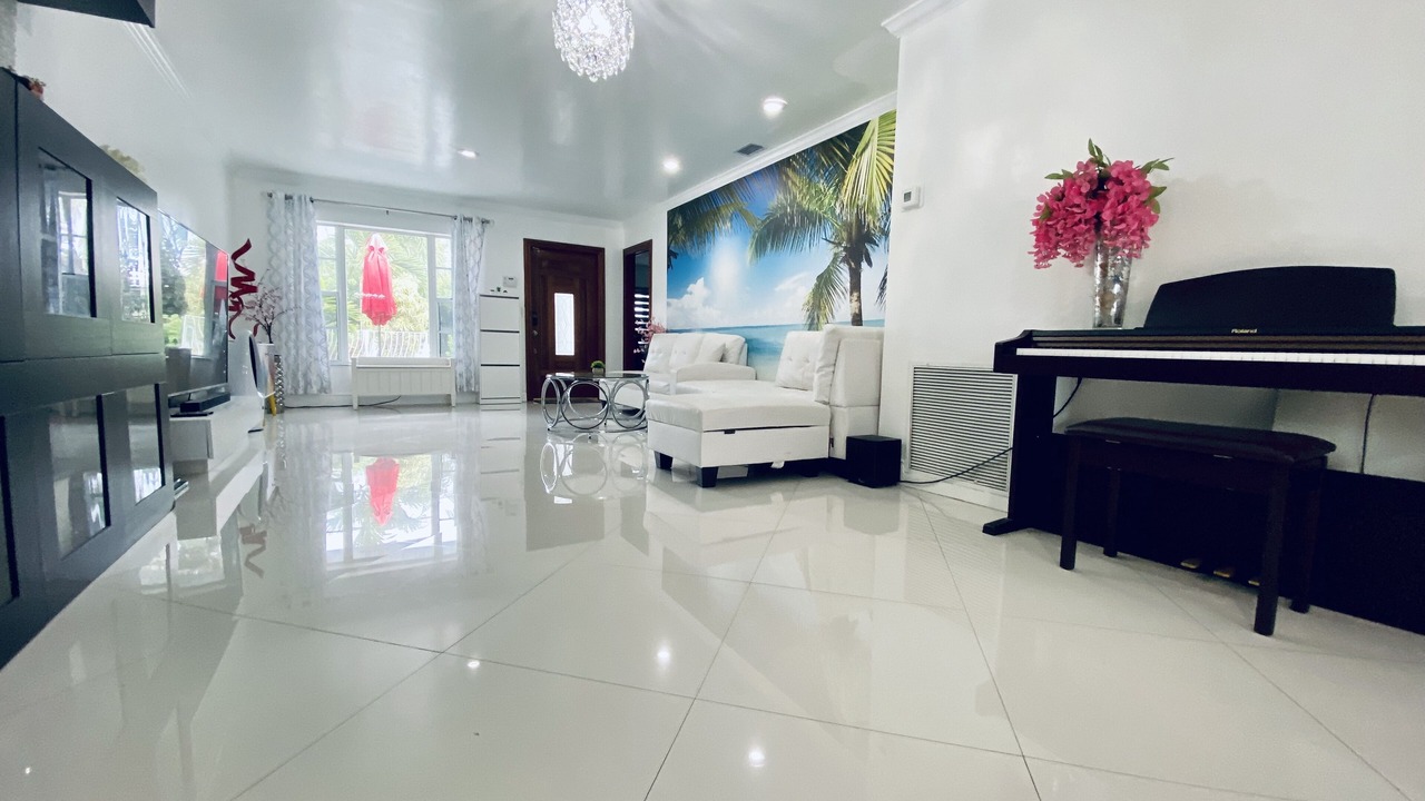 Photo of Livingroom in Surfside