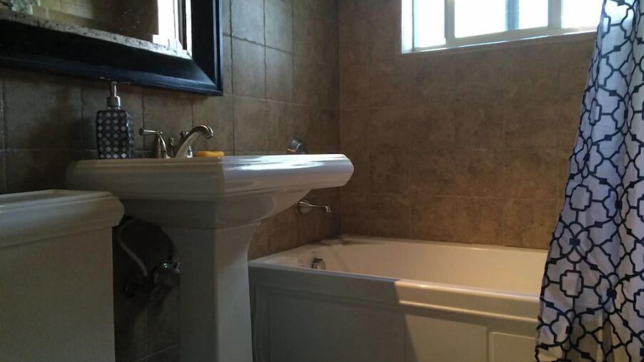 Photo of Bathroom in Pinecrest