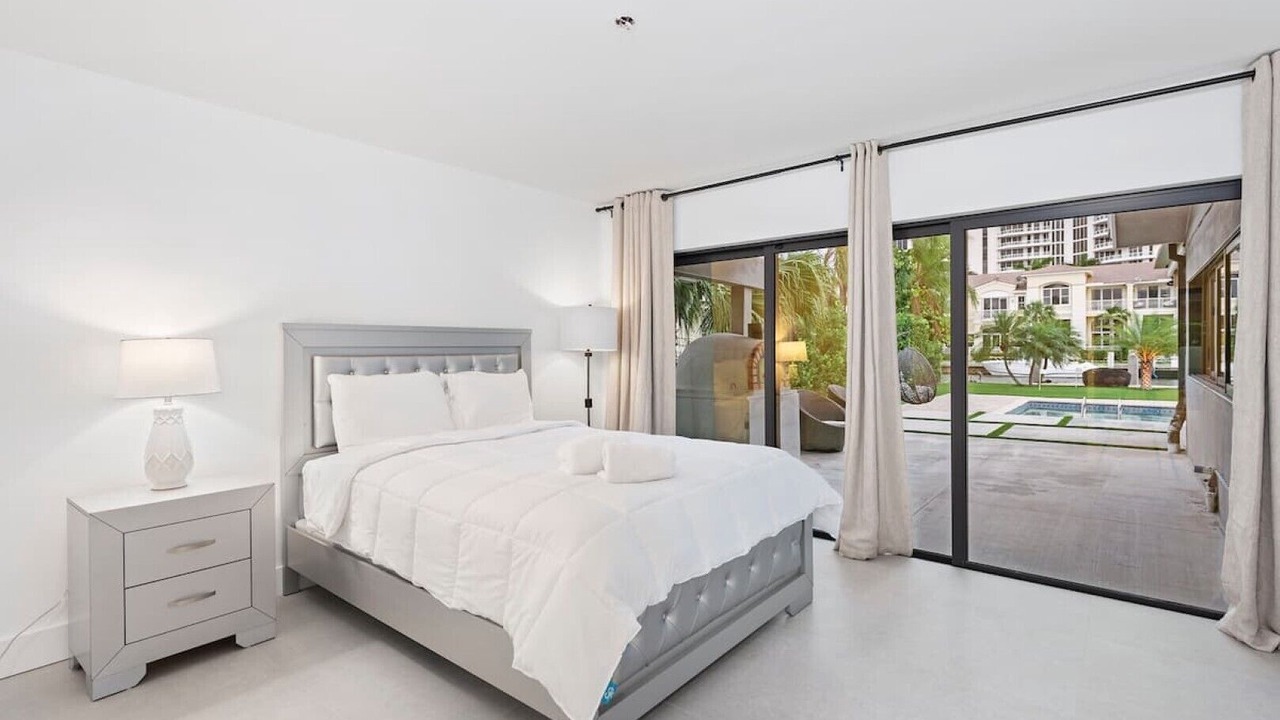 Photo of Bedroom in Hollywood South Central Beach