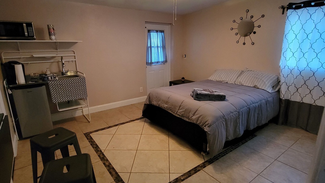 Photo of Bedroom in Bayshore Gardens