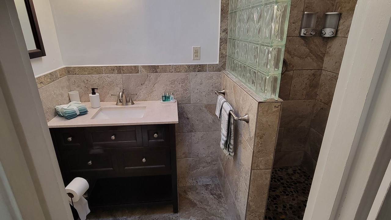 Photo of Bathroom in Bayshore Gardens