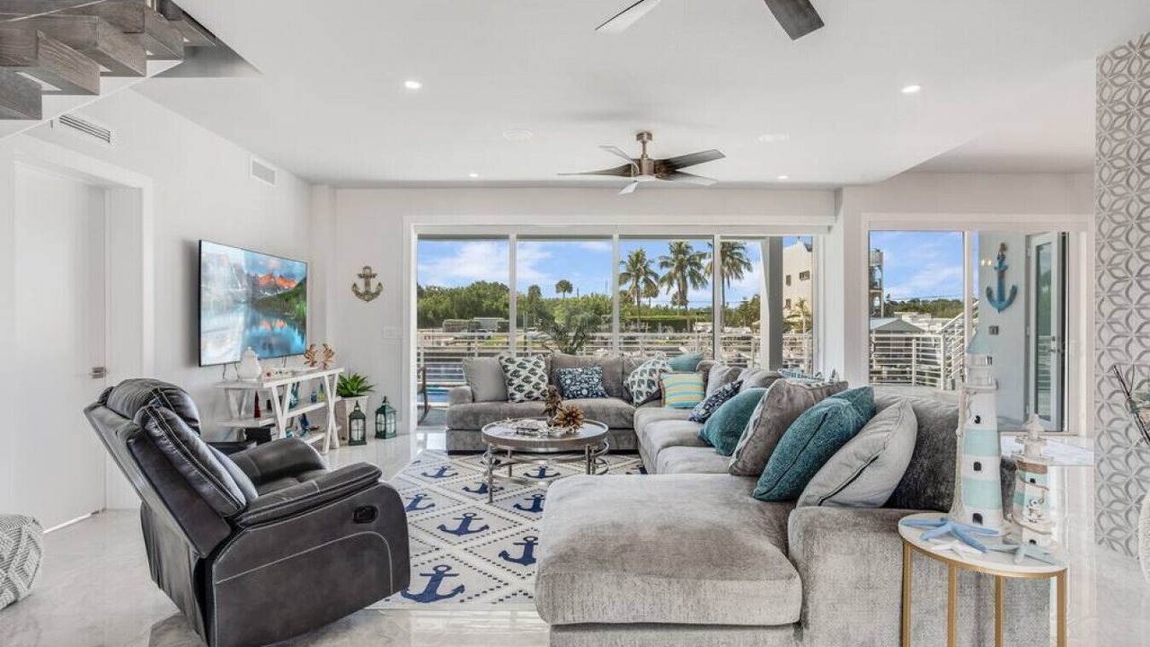 Photo of Livingroom in Venetian Shores