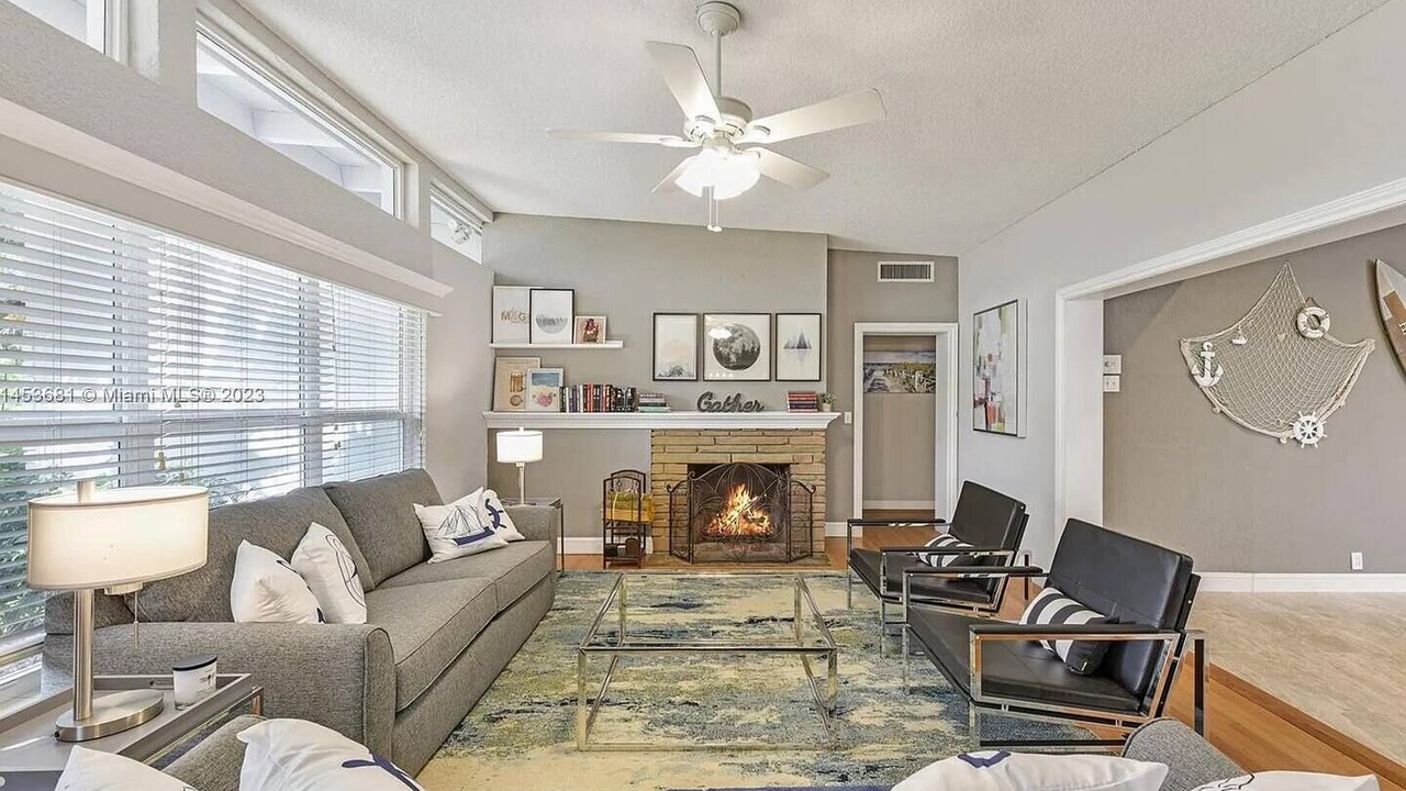 Photo of Livingroom in River Oaks
