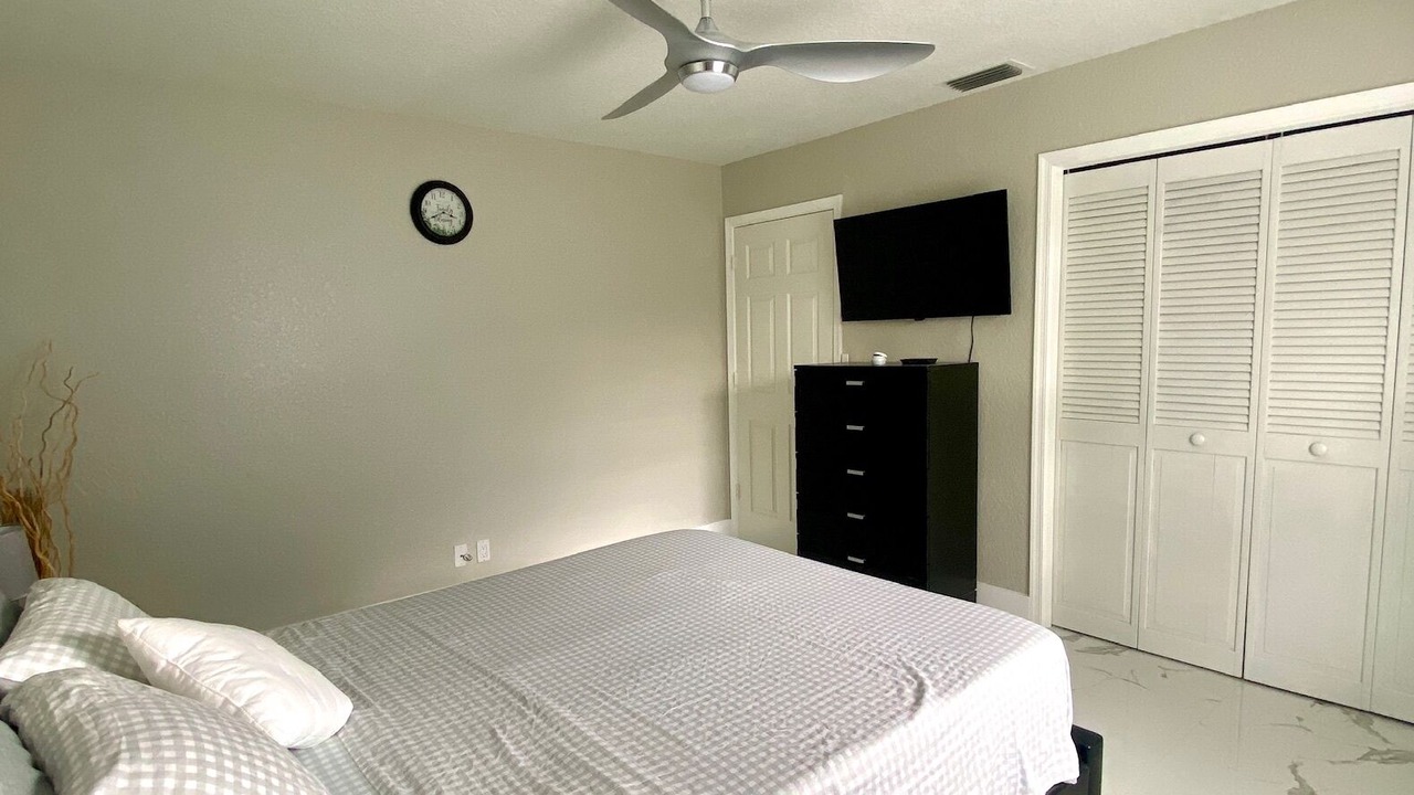 Photo of Bedroom in Greenview Shores
