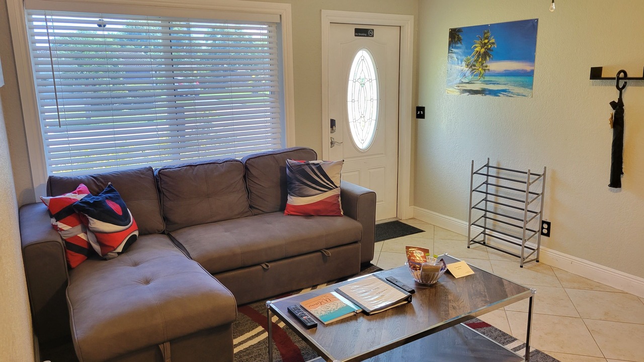 Photo of Livingroom in Lauderhill