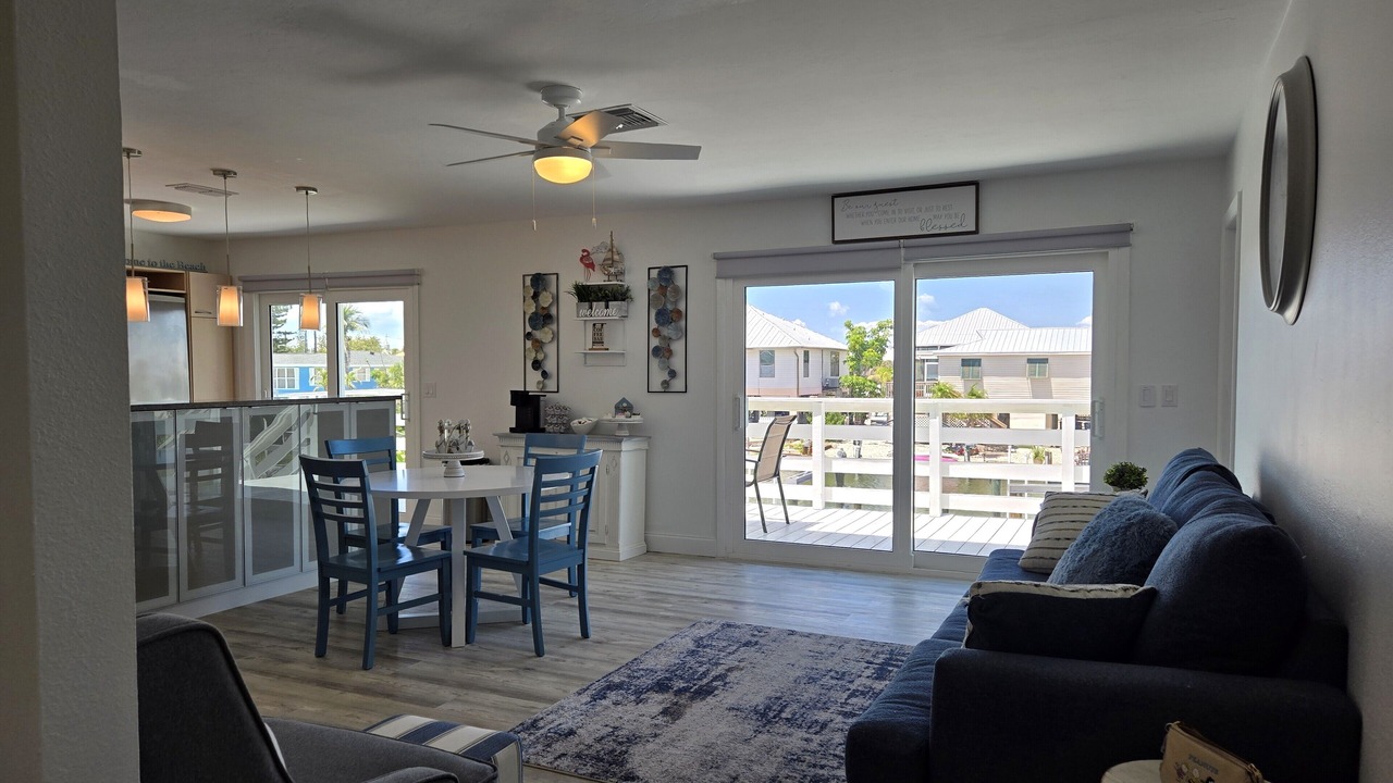 Photo of Livingroom in Mid Island