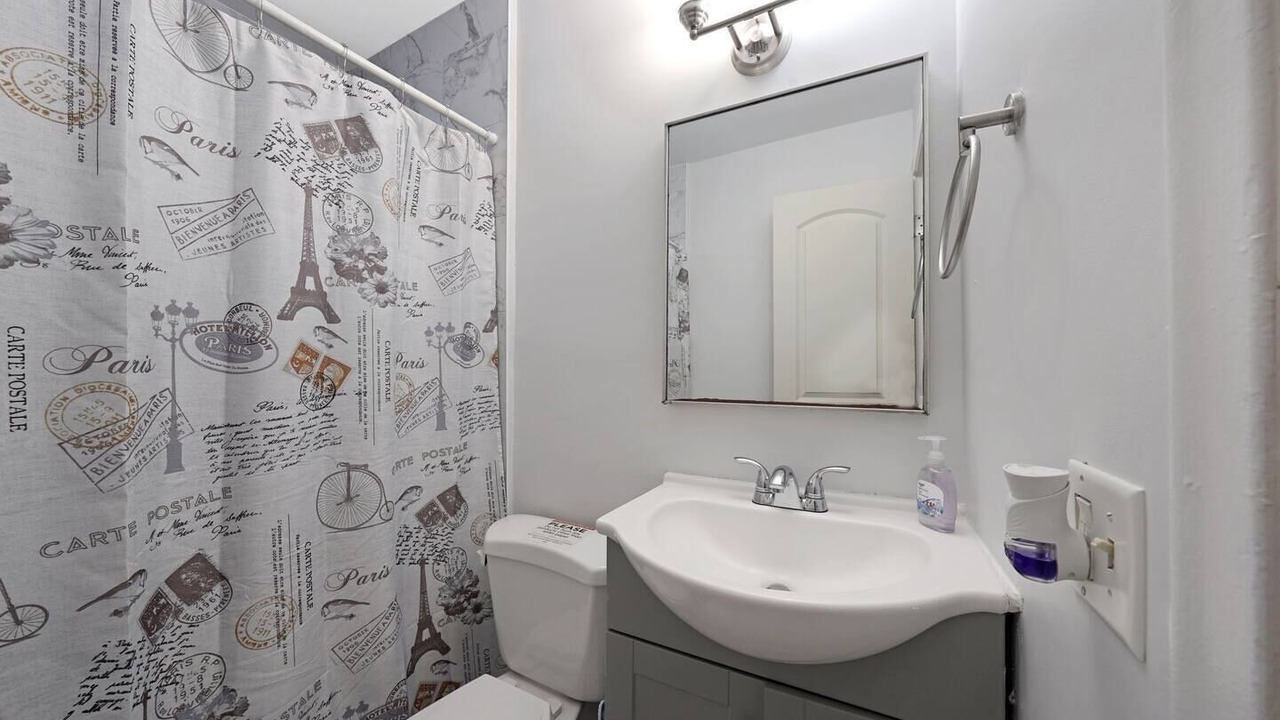 Photo of Bathroom in River Oaks