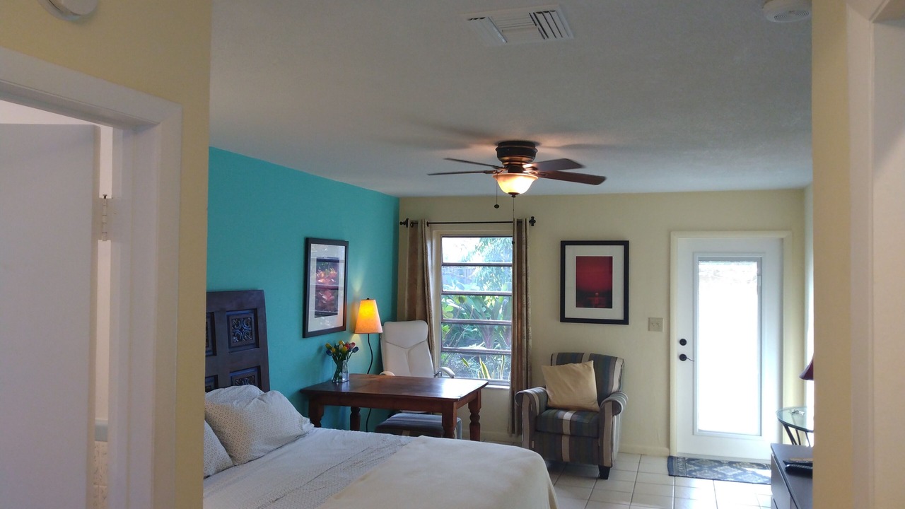 Photo of Bedroom in Central Oakland Park