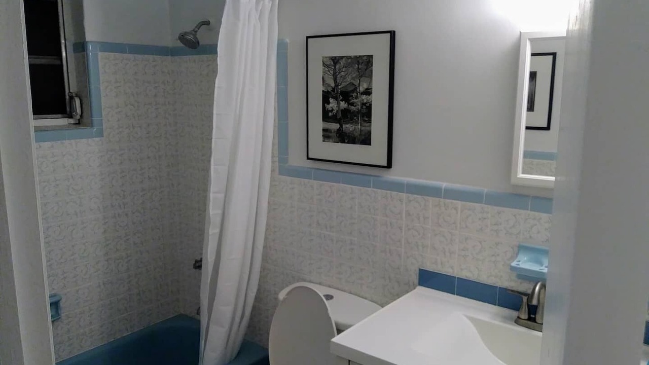 Photo of Bathroom in Central Oakland Park