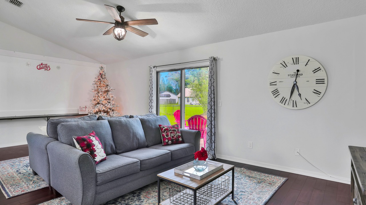 Photo of Livingroom in Doctors Inlet