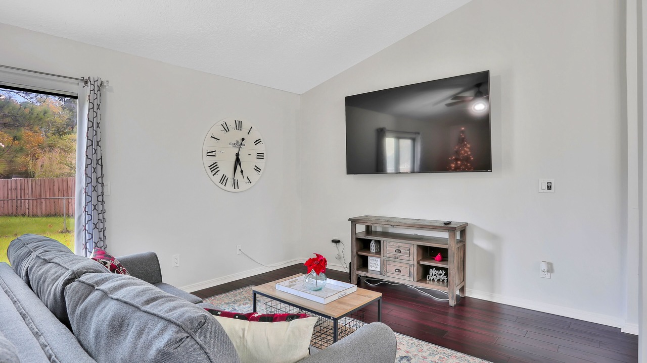 Photo of Livingroom in Doctors Inlet