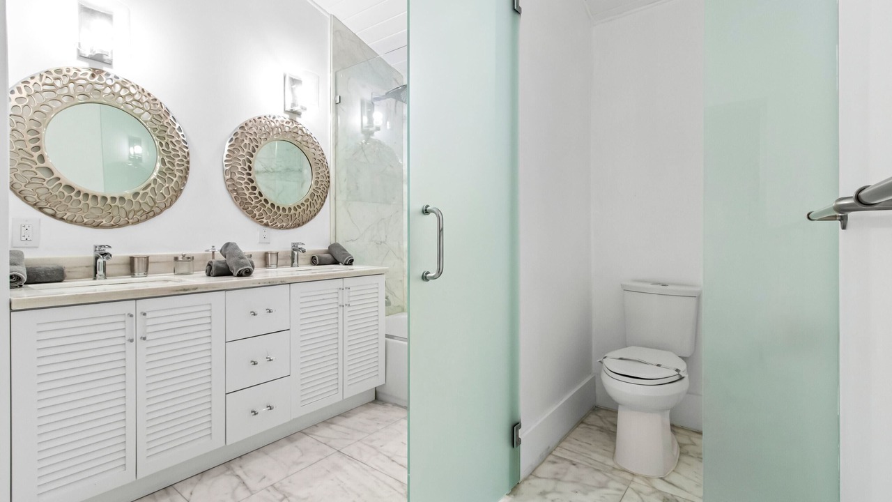 Photo of Bathroom in El Portal