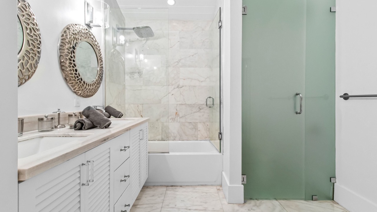 Photo of Bathroom in El Portal