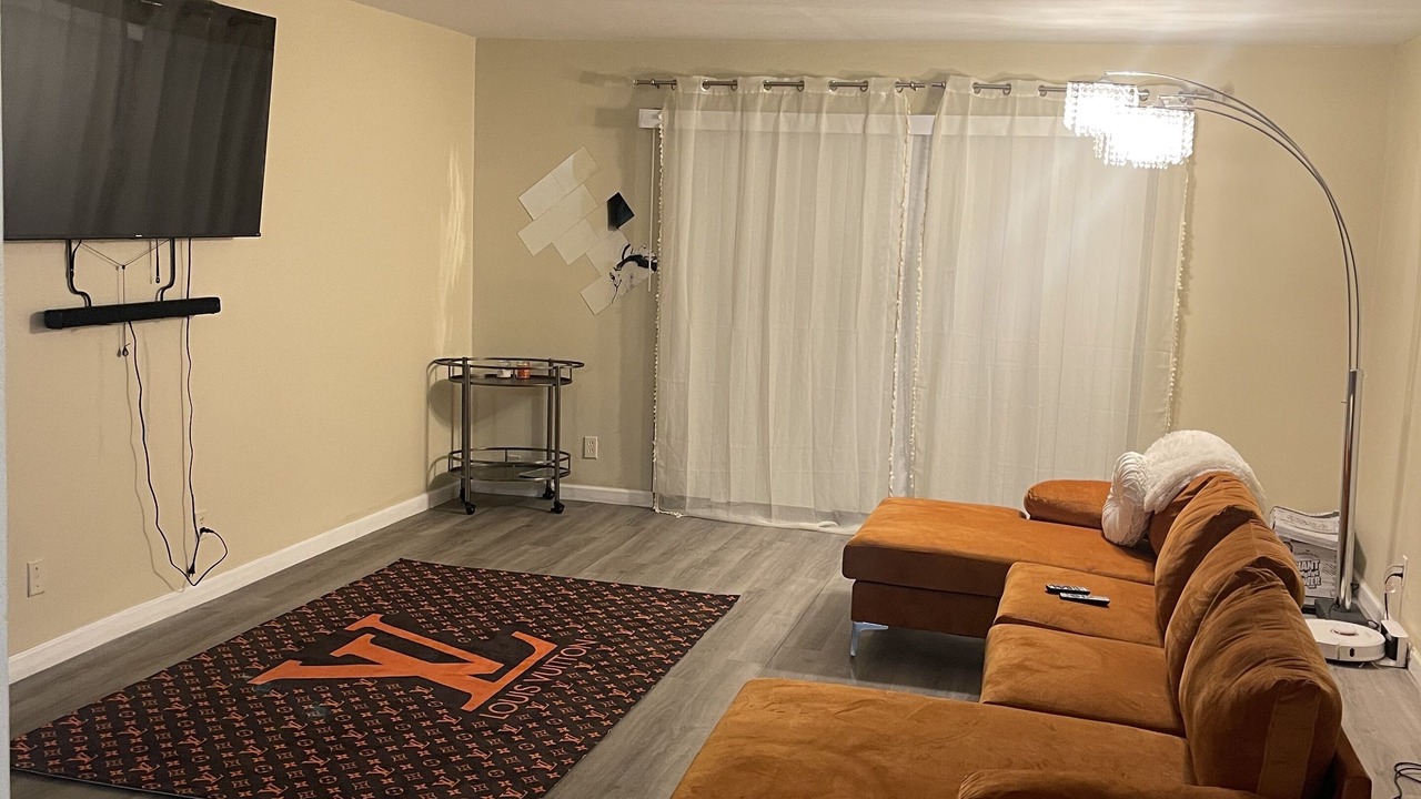 Photo of Livingroom in Lauderhill