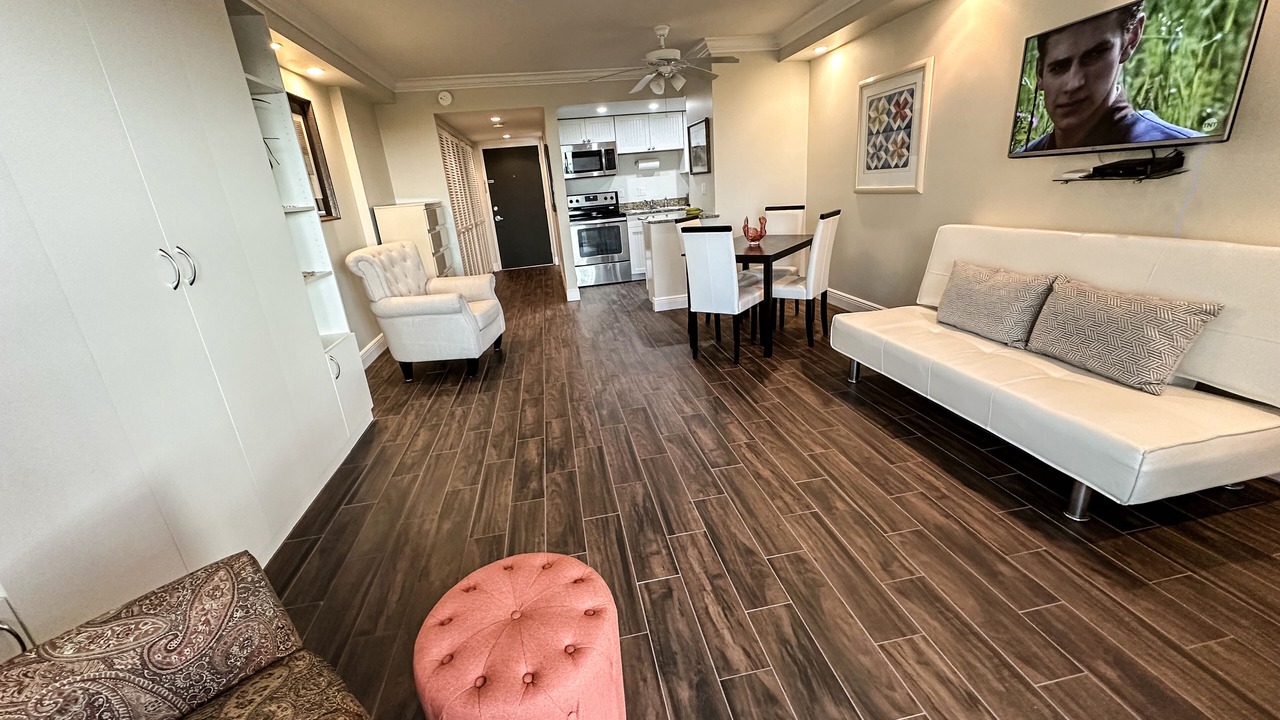 Photo of Livingroom in Vanderbilt Beach