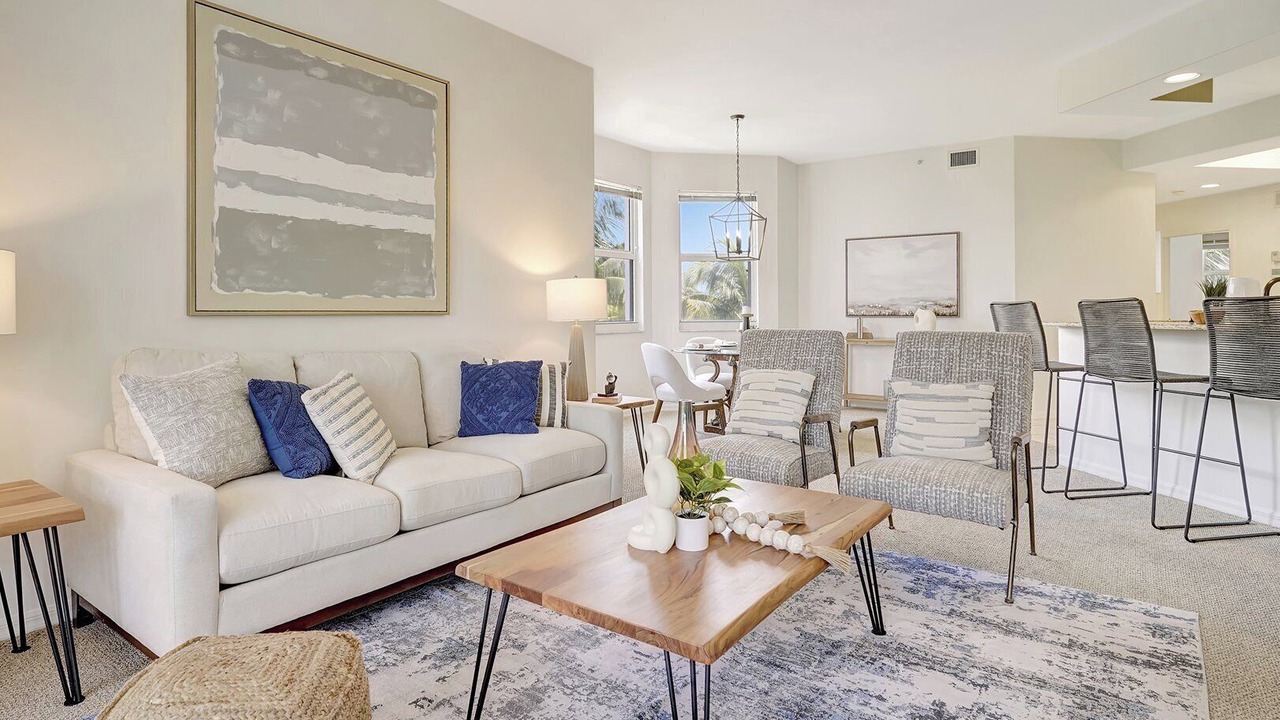 Photo of Livingroom in Vanderbilt Beach